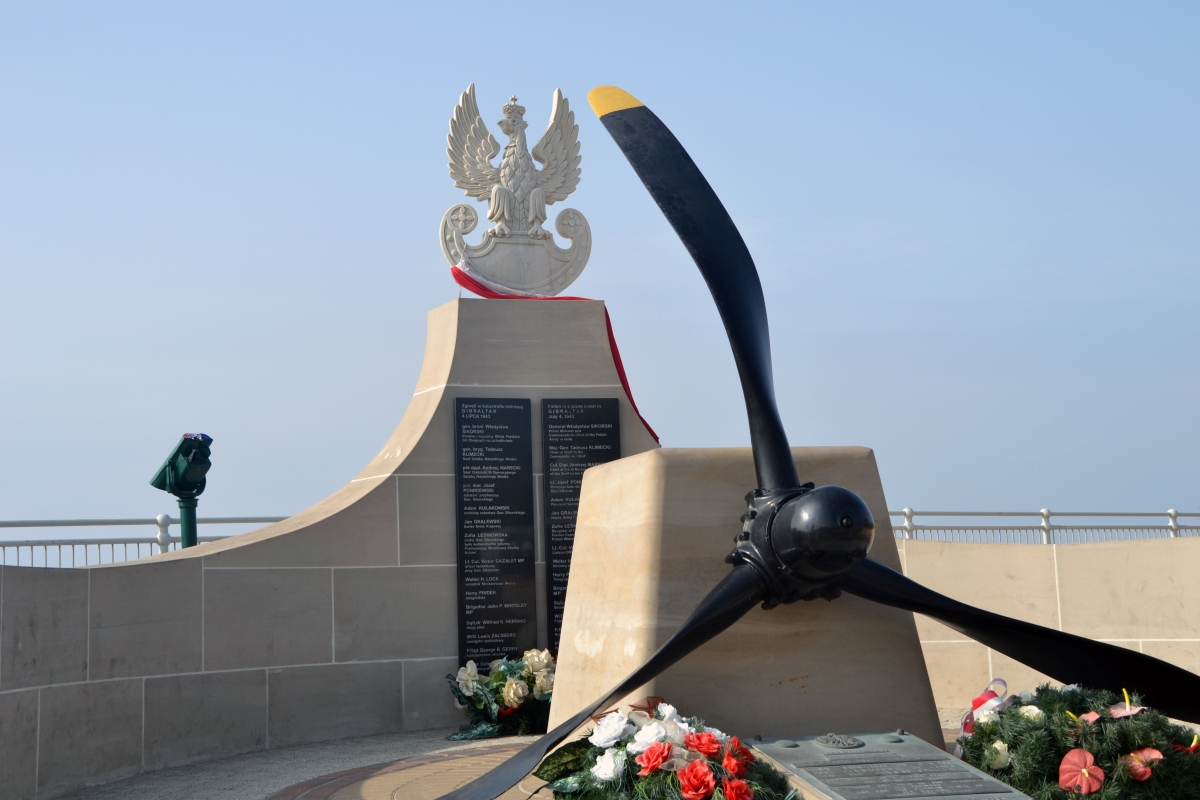Pomnik upamiętniający śmierć generała Sikorskiego.