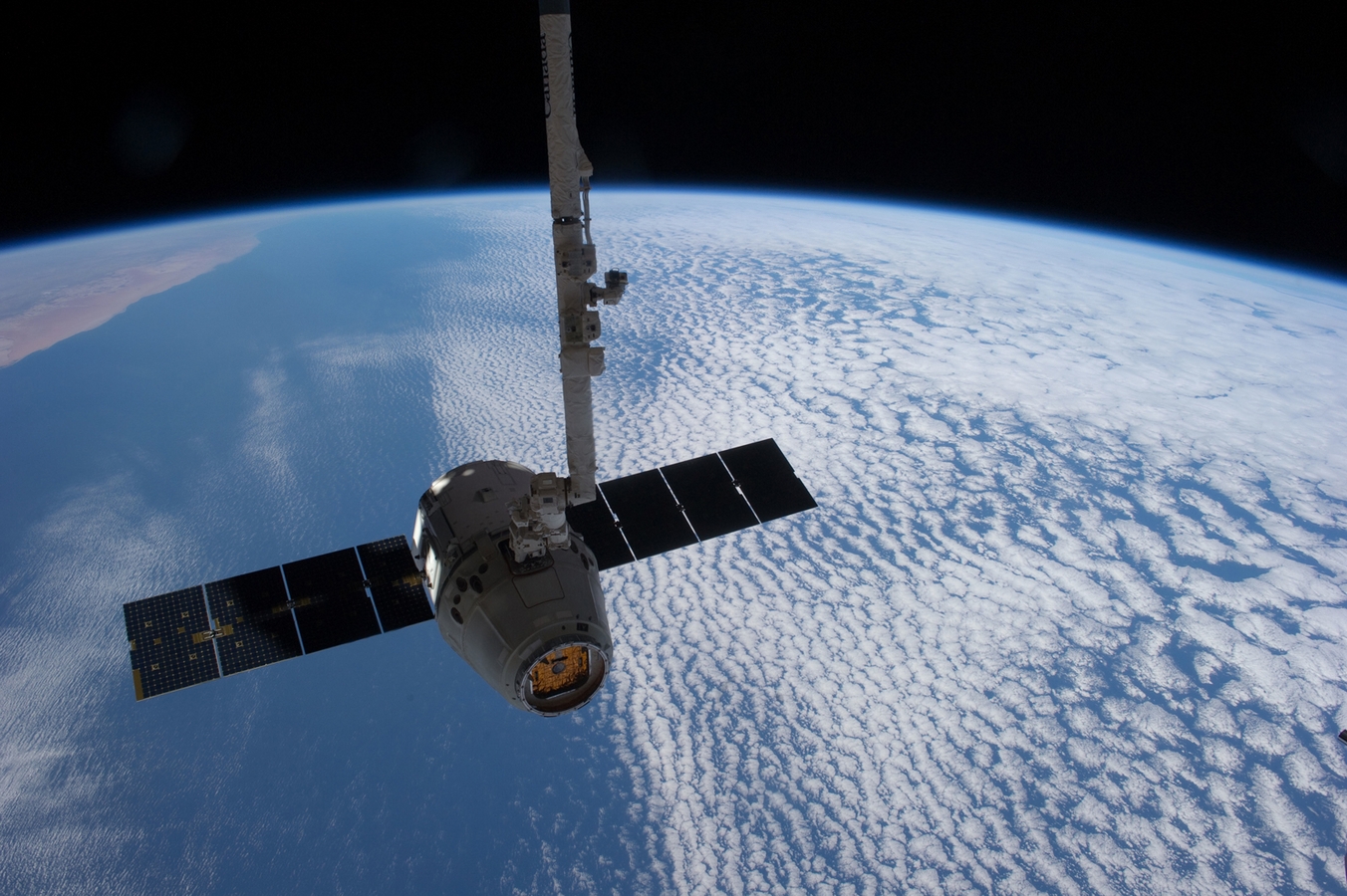 Smok dokuje do ISS