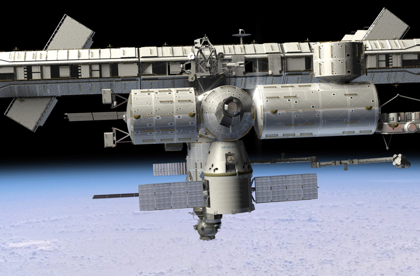 Wewnątrz ekipa ISS wchodzi na pokład Smoka